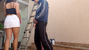 Meu marido ficou espiando eu seduzir e trepar com o pintor da nossa casa