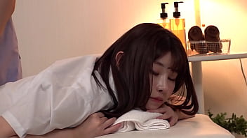 気の強い巨乳J●を言い包めて全身に精子ぶっかけマッサージ！2人の悪徳整体師にまさぐられ敏感な身体は快楽に抗えない！