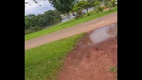 Paseiando sem calcinha e mostrando a ppk no parque da cidade ...assista no meu (link no video)... ou no meu grupo vip de WhatsApp e telegram 11975740713