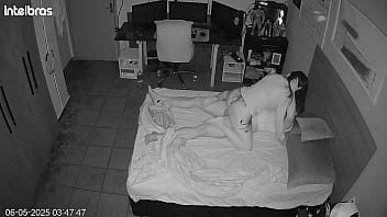 Ela toma de quatro na garagem e finge n&atilde_o perceber a c&acirc_mera ligada