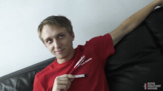 Hevesli genç eşcinsel erkekler kocaman penisleri emdikten sonra korunmasız anal ilişkiye giriyor ve sonunda patlayıcı boşalmalarla sonlandırıyorlar.