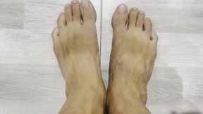 Jerk off watching a giant washing his feet