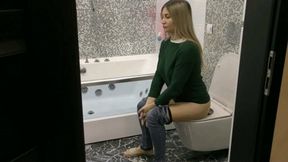 My bum released big brown brownies, and loud splashes could be heard MP4 FULL HD 1080p