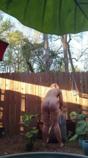 A day in the life EP.1: Repotting my plants nude