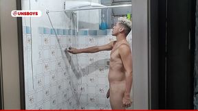 branquinho safado tomando banho