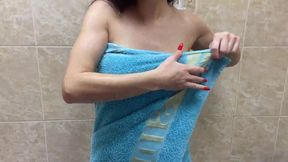 Stepmom with big tits bathes in the bathroom