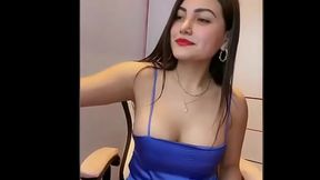 karen paniagua en vestido azul