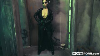 Trinity von The Matrix Cosplayer lässt sich POV einen Schwanz in alle Löcher stecken