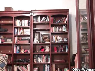 Ebony granny Amanda peels off her pantyhose and plays