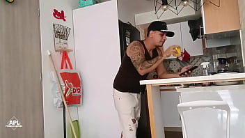 Cogiendo con el hermanastro de mi esposo mientras el muy cornudo est&aacute_ en la habitaci&oacute_n