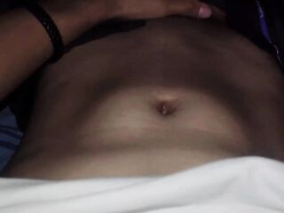 Hermoso Estudiante se masturba mientras todos duermen