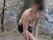 Un mec hétéro montre sa grosse bite à toute la ville depuis le haut d'une montage sous le soleil😎🍆