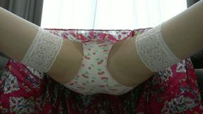 The lady lying on the floor on her back MP4 FULL HD1080p