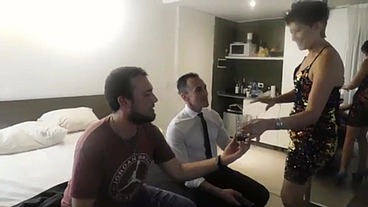 LOS AMIGOS DE MI MARIDO ME COJEN PRIMERO ME METEN UNA VERGA DE 35 X14 LUEGO UNA BOTELLA DE TODA ADENTRO DEL CULO Y TOMAN DIRECTO DEL CULO PARA FESTEJAR