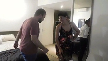 LOS AMIGOS DE MI MARIDO ME COJEN PRIMERO ME METEN UNA VERGA DE 35 X14 LUEGO UNA BOTELLA DE TODA ADENTRO DEL CULO Y TOMAN DIRECTO DEL CULO PARA FESTEJAR