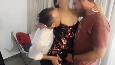 LOS AMIGOS DE MI MARIDO ME COJEN PRIMERO ME METEN UNA VERGA DE 35 X14 LUEGO UNA BOTELLA DE TODA ADENTRO DEL CULO Y TOMAN DIRECTO DEL CULO PARA FESTEJAR