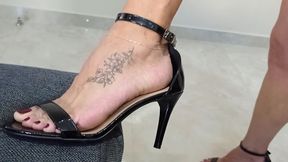vem ver minhas duas novas tatuagens, agora ja sao quatro, querem que eu faca uma na buceta?