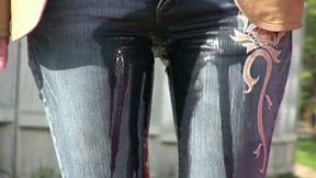 Sexy amateur brunette girl walks down the street and pees