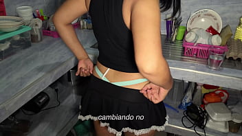 La mucama aun no tiene la cena lista y me da de su arepa