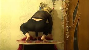 Blonde shakes her ass in black leggings