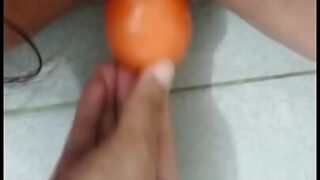 Diese widerliche Schlampe lässt sich doppelt penetrieren, bevor ihre Muschi hart gefistet wird.