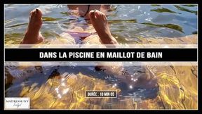 Dans la piscine en maillot de bain bordeaux