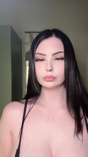 Curvy bikini babe shows off her saggy boobs and busty body
