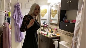 Emo Crossdresser Puts on Buttplug and Jerks Off