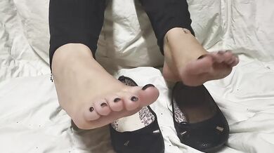Busty Latina wife’s stinky sweaty soles after work