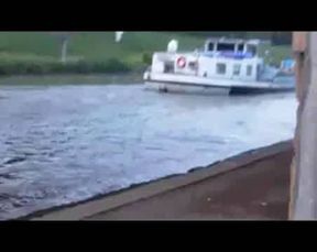 Blonde Deutsche Amateurin zeigt ihre Titten am Wasser
