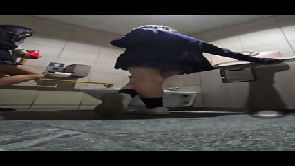 Hai a bn thn cng i tolet chung