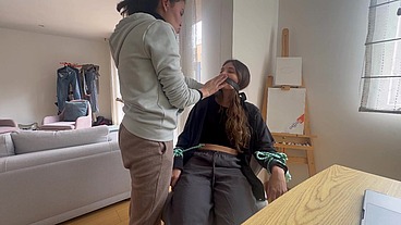 Mi esclava se porta mal y yo la amarro para hacerle cosquillas como castigo