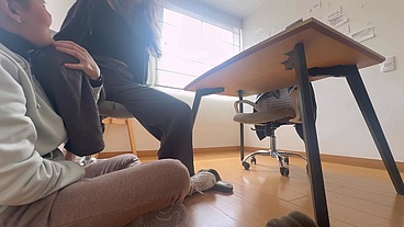 Mi esclava se porta mal y yo la amarro para hacerle cosquillas como castigo