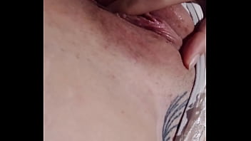 Hmmm j&#039_ai mouill&eacute_ mon string...