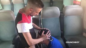 il donen sa bite a sucer dans le train