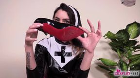 Thena Suora shows her pretty feet