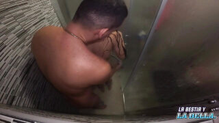 Essa gostosa safada recebe uma profunda ejaculada anal como uma profissional