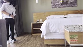 Capitalina va hotel para que me la folle pero no puede dejar de hablar con su esposo 1