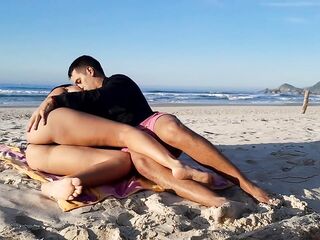 CAUGHT PAIR, hawt pair on the public beach.