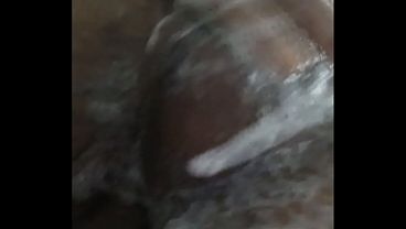 Pau grande grosso cheio de energia em c&acirc_mera lenta no banho passando sabonete nas bolas inchadas cabecinha do meu pau fica bem rosadinha com as veias saltando com o pau bem duro voc&ecirc_ vai goza com esse v&iacute_deo excitante do bruxo