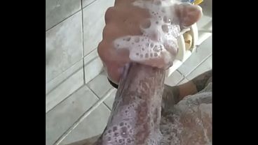 Pau grande grosso cheio de energia em c&acirc_mera lenta no banho passando sabonete nas bolas inchadas cabecinha do meu pau fica bem rosadinha com as veias saltando com o pau bem duro voc&ecirc_ vai goza com esse v&iacute_deo excitante do bruxo