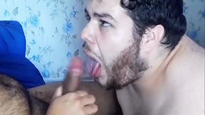 Chupando o pauz&atilde_o do novinho virgem peludo