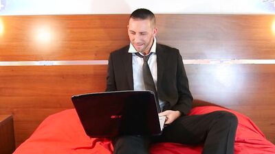 Amateur gentleman gets his cock stroked by a perverted roommate