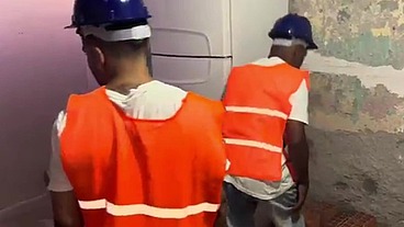 O engenheiro me dá uma foda no canteiro de obras.