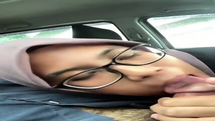 Awek Tudung Blowjob Pakwe Dalam Kereta