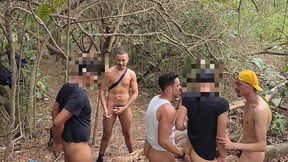 20 homens sao flagrados fazendo sexo em publico no mato