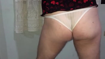 Dan&ccedil_ando de calcinha