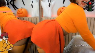 Zombie Velma de Scooby Doo montre ses talents de putain et de pipe sur un gros gode