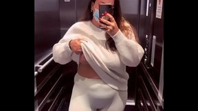 Oups alors un sein qui dort dans l&rsquo_ascenseur