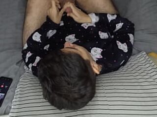 She gives me a handjob on her pajamas and swallows the prize!